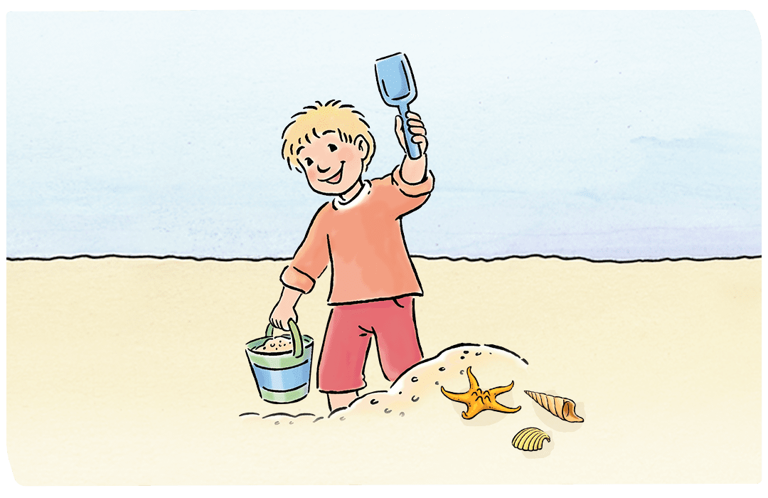 Jakob spielt mit Eimer und Schaufel im Sand und winkt in die Kamera